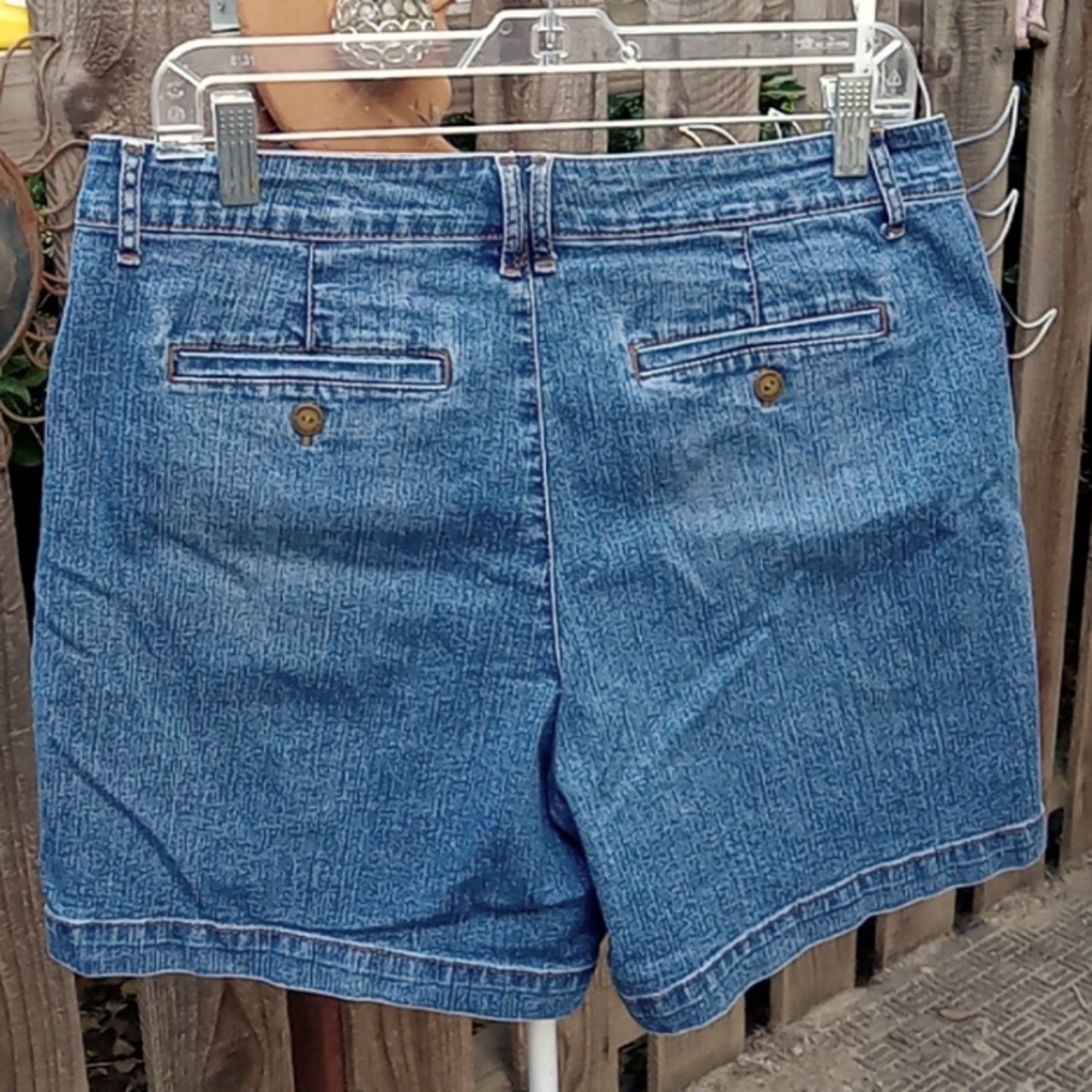 Woman's Gloria Vanderbilt Jean shorts. Good condition size 10. Blue.